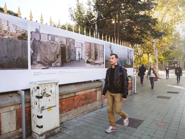 Barcelona, İspanya - 17 Kasım 2017: Adamın önünde 