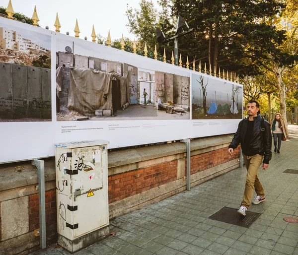 Barcelona, İspanya - 17 Kasım 2017: Adamın önünde 