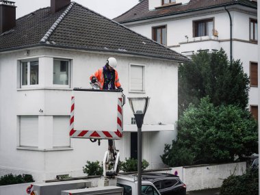 Paris, Fransa - 16 Aralık 2017: Paris'te gece güvenliği için hafif bir direk ve güvenlik içinde belgili tanımlık neighborhood ışık tüp değiştirme tamir temizlik işçisi