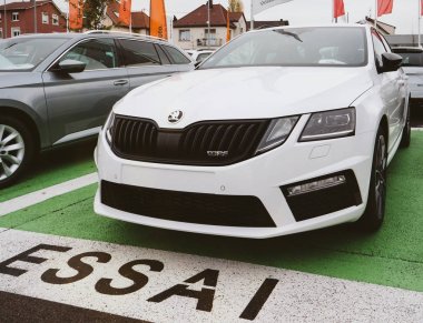 Paris, Fransa - 7 Kasım 2017: Test sürüşü arabalar Volkswagen araba Bayilik Garage tarafından yapılan Skoda Superb ve Octavia arabalı olarak tercüme Essai metin