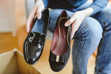 Yeni çalışan gösterilen kadın online satın güzel deri topuklu ayakkabı