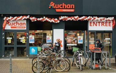 Strasbourg, Fransa - 4 Aralık 2017: Auchan süpermarket giriş mağazanın girişinde çıkmadan müşterileri ile bir kış kar gününde Fransız mahallede