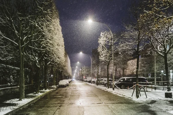 Śnieg Francuskiej Miasto Nocy Pusta Ulica Pokryte Śniegiem Samochody — Zdjęcie stockowe