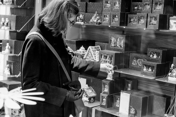 Štrasburk Francie Prosince 2017 Žena Nakupování Uvnitř Nádobí Dárky Keramika — Stock fotografie
