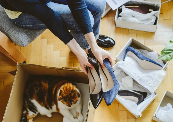 Вид Сверху Женщины Распаковывающей Несколько Пар Новой Обуви Купленной Через — стоковое фото