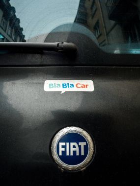 Paris, Fransa - 4 Aralık 2017: carshare ridesharing etikette bir semt Paris'te cadde üzerinde park etmiş bir Fiat araba paylaşımı Blablacar araba