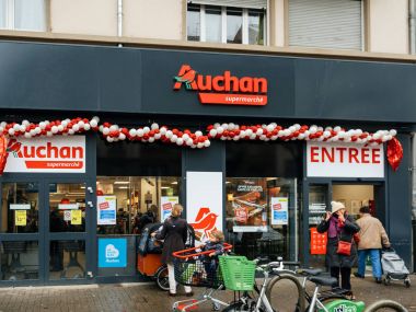 Strasbourg, Fransa - 4 Aralık 2017: Yeni Auchan süpermarket giriş mağazanın girişinde çıkmadan müşterileri ile bir kış kar gününde Fransız mahallede