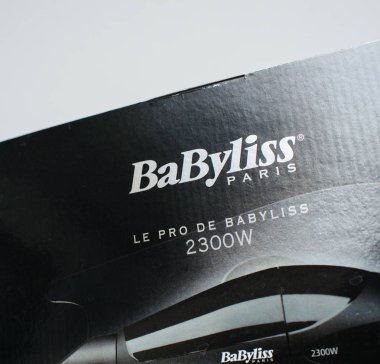 Babyliss Paris profesyonel saç kurutma makinesi tutan adam