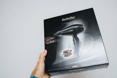Babyliss Paris profesyonel saç kurutma makinesi tutan adam