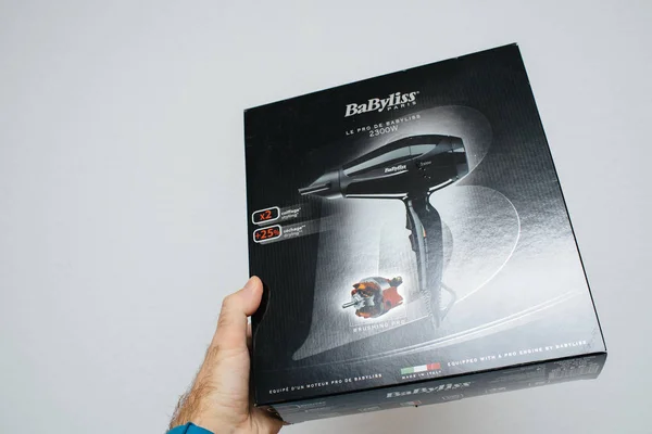 Man holding BaByliss Paris professional hair dryer — Stock Photo, Image