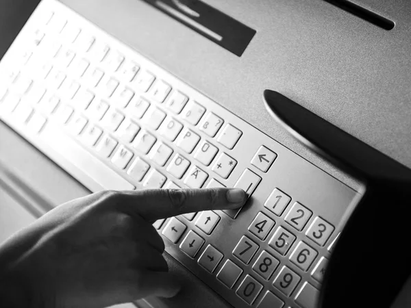 Mulher pressionando entrar tecla no teclado — Fotografia de Stock