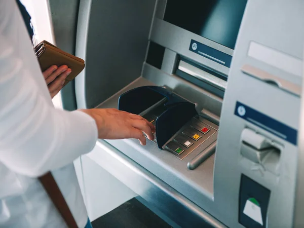 Frau drückt Schlüssel-Pin-Code mit Brieftasche — Stockfoto