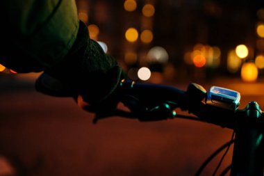 Motorcu bisikletçi defocused direksiyon gece elektrik tutan backgrou