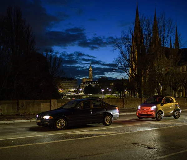 Straßburger Straße in der Dämmerung mit fahrenden Autos — Stockfoto