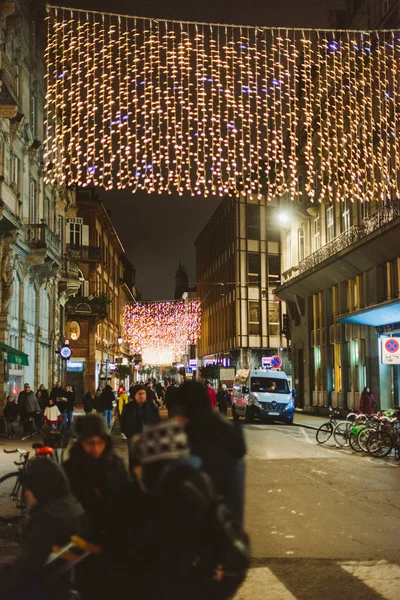 Hlavní ulice ve Štrasburku v noci chodci vánoční prázdniny — Stock fotografie