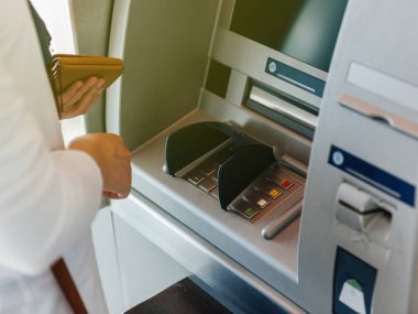 M-cüzdan bir acil tutan Atm kullanan kadın yan görünüm PIN