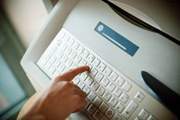 Met behulp van moderne Atm toetsenbord druk op T brief — Stockfoto