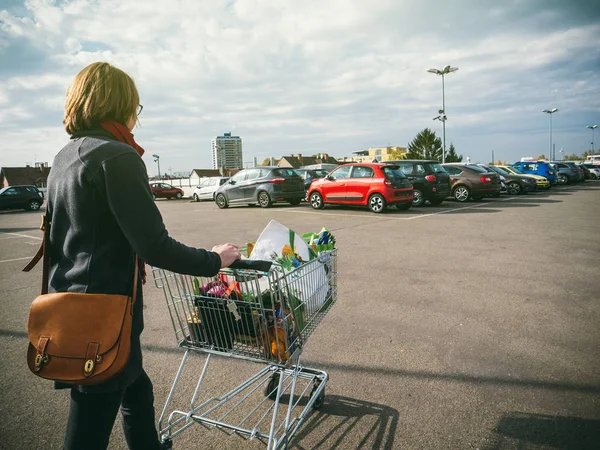 Женщина Толкает Тележку Супермаркете Продуктами Питания Бытовой Техникой — стоковое фото