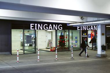 Süpermarket giriş sokaktan görüntülemek 