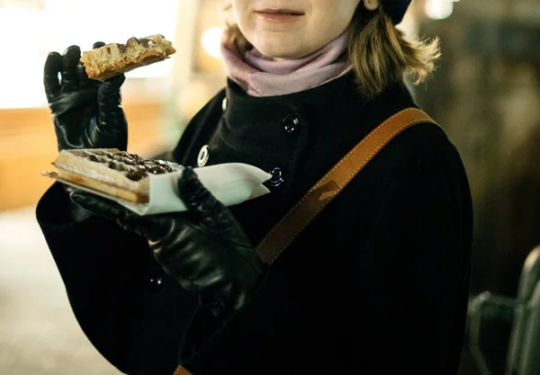 French Woman Wearing Fashionable Beret Hat Eating Traditional Christmas Waffle — Stock Photo, Image