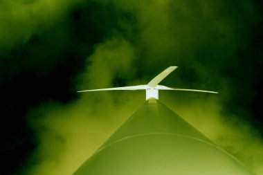 Gelen aşağıdaki büyük elektrik çevre dostu rüzgar türbini - alışılmadık açı görüntülemek