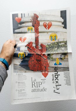 Johnny hakkında Haberler gösterilen Fransız gazetesi Le Monde tutan adam