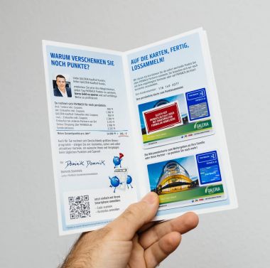 Geri ödeme belgesi el ilanı tutan adam