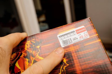 Adam yeni Uvex Bisiklet kask fiyatına parmakla gösterilen