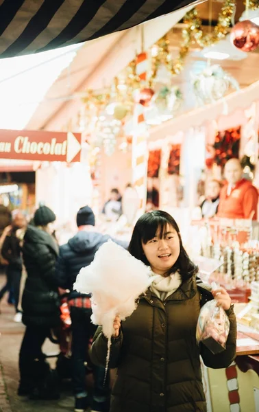 Happy kinesiska ung kvinna håller en stor sockervadd — Stockfoto
