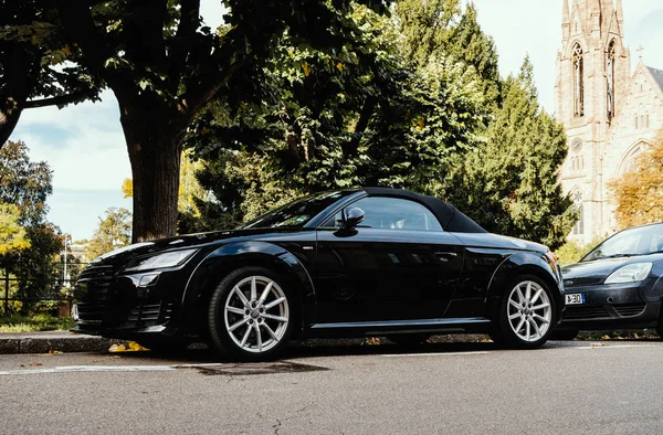 Audi TT estacionado en la ciudad — Foto de Stock