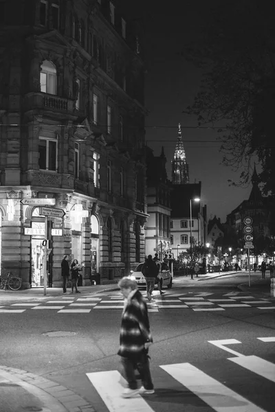黄昏时分斯特拉斯堡的街道路口 — 图库照片