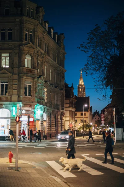 Intersezione stradale a Strasburgo al crepuscolo — Foto Stock