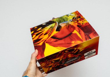 Karton kutu yeni Alpina Bisiklet kask içeren tutan adam