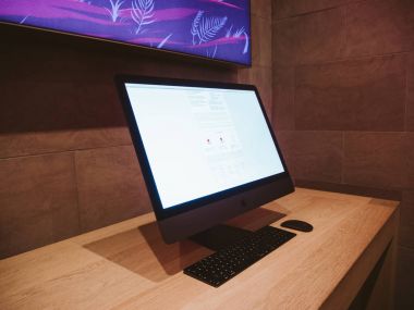 En son Apple imac Pro profesyonel iş istasyonu yan görünüm