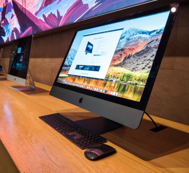 En son Apple imac Pro profesyonel iş istasyonu yan görünüm