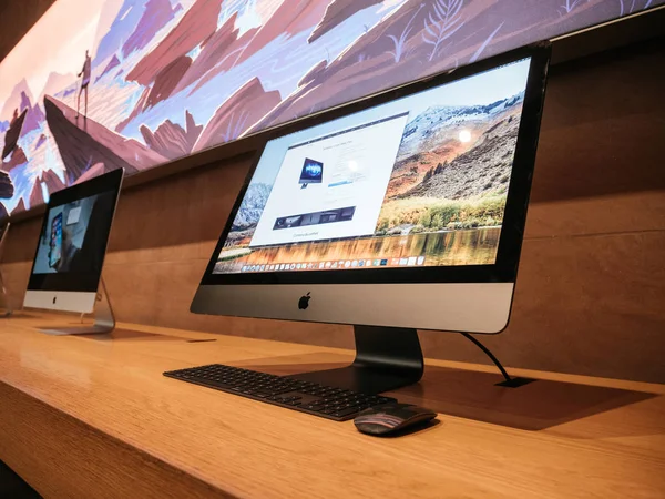 最新的苹果 imac Pro 专业工作站的侧面视图 — 图库照片