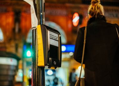 Kadın silueti ve düğme ve siganl için bekleyin itme karşısında si