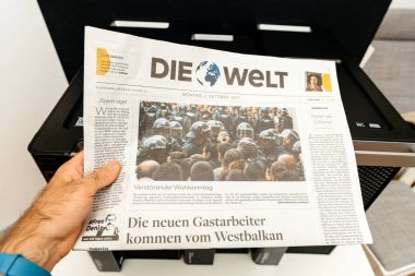Alman Die Welt gazete okuyan adam