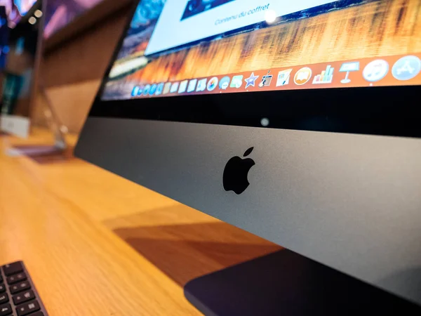 Apple Computers logotype logo på fran tof den nyeste iMac Pr – stockfoto