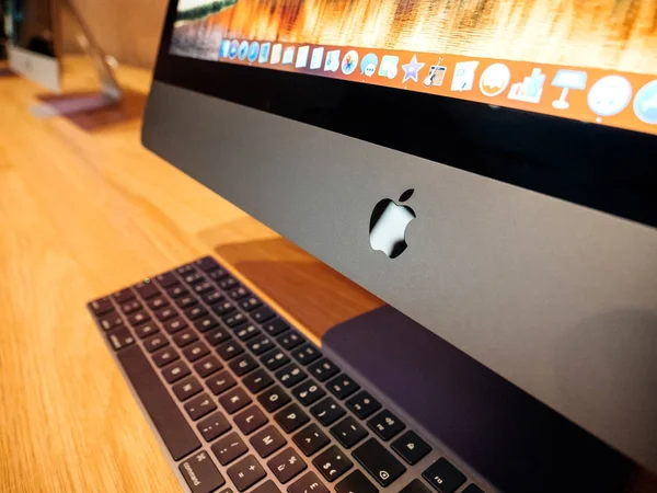 Logotype d'Apple Computers logo sur la face avant du dernier iMac Pr — Photo