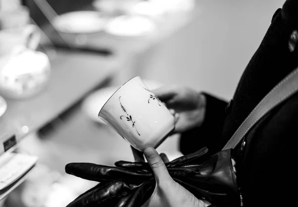 Woman shopping inside cermaic porcelain gifts — Stock Photo, Image