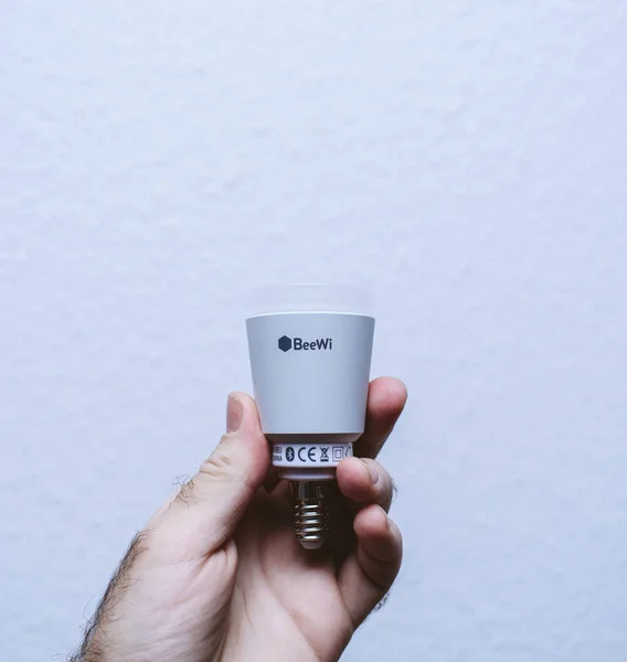 Beewi inteligentní žárovka v ruce člověka — Stock fotografie