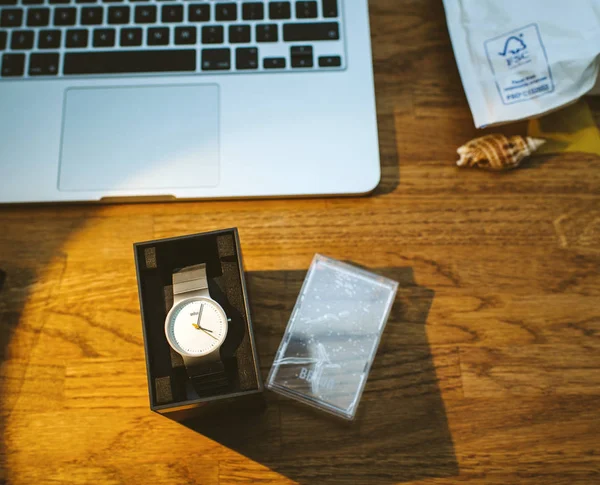 Neue deutsche braune uhr unboxing — Stockfoto