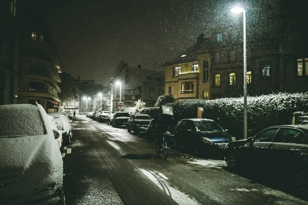 Deliveroo food delivery in winter — Stock Photo, Image