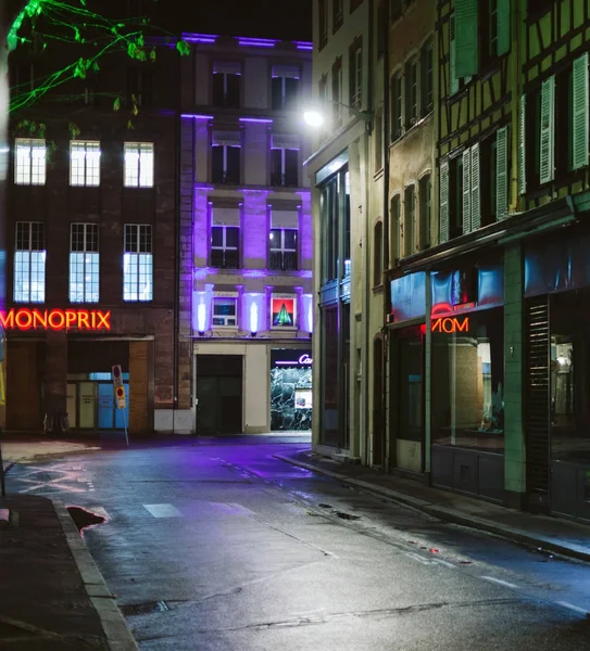 Empty street in France at night with monoprix supermarket — Stock Photo, Image