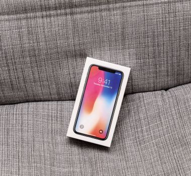 Apple iphone X10 gri bir arka plana dayanır