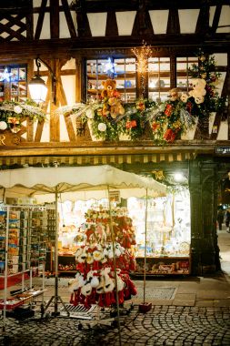Kartları ve Noel önünde doldurulmuş leylek ile durak