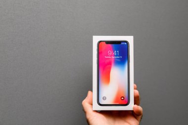 Apple iphone X10 gri bir arka plana dayanır