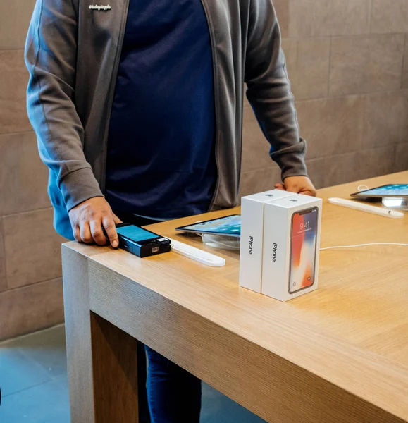 Vendedor escaneando el iphone X antes de la venta — Foto de Stock