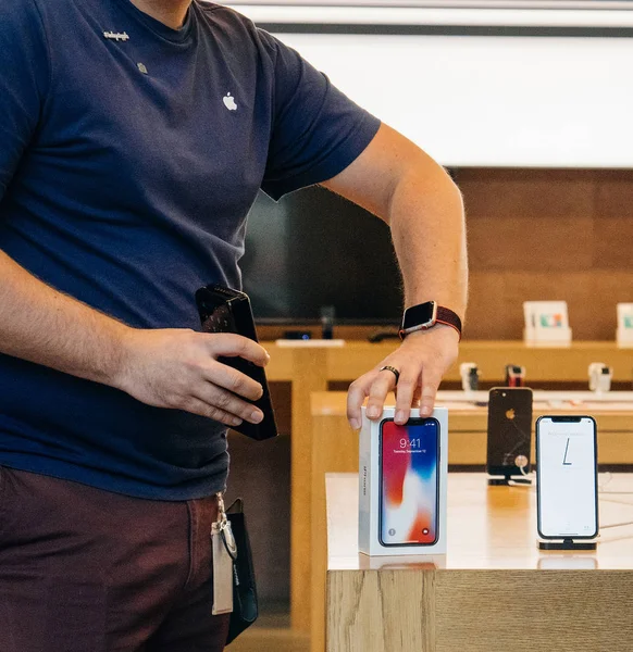 Apple iphone X надійде в продаж по всьому світу — стокове фото